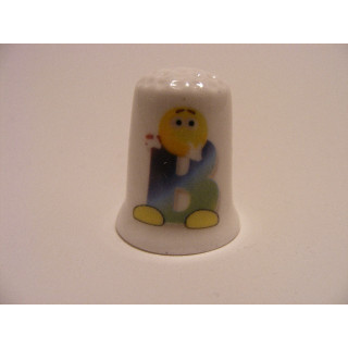 Letter B emoticon op een porselein vingerhoedje