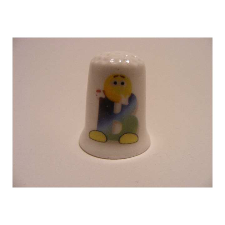 Letter B emoticon op een porselein vingerhoedje