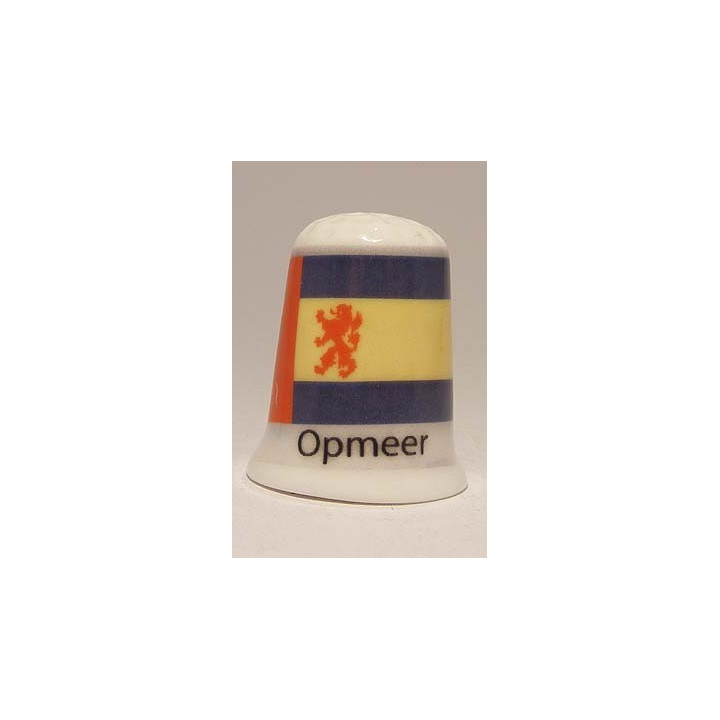 Opmeer Nederlandse gemeentevlag op een porselein vingerhoedje