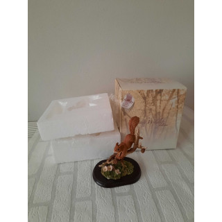 Eekhoorn van kunsthars met houten plateau LP10884 B14xH19cm