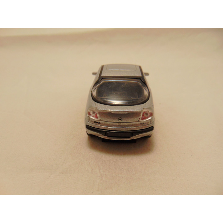 Opel Tigra Tins Toys 1:38 zilverkleurig