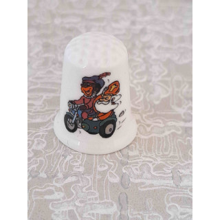 Sinterklaas en Zwarte Piet op een motor op een porseleinen vingerhoed