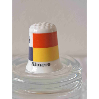 Gemeentevlag van Almere op een vingerhoedje