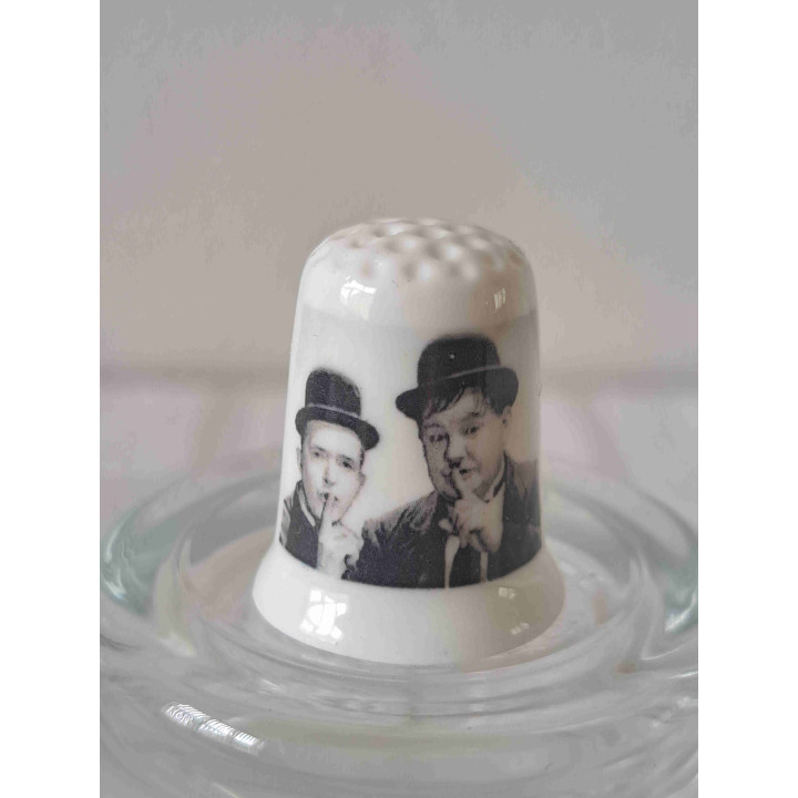 Laurel en Hardy Amerikaans komische duo op een porselein vingerhoedje
