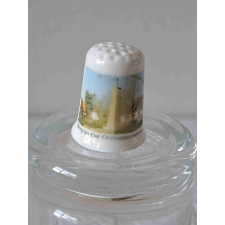 Oorlogsmonument in het dorp Berg en Dal vingerhoedje