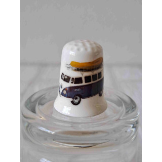 Volkswagen T1 bus met rubberboot op een porselein vingerhoedje