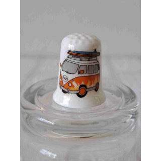 Volkswagen T1 combi bus oranje met surfplank op een porselein vingerhoedje