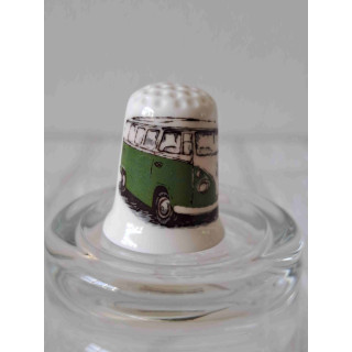 Volkswagen T1 combi bus groen op een porselein vingerhoedje
