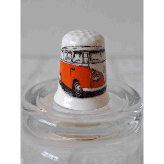 Volkswagen T1 combi bus oranje op een porselein vingerhoedje