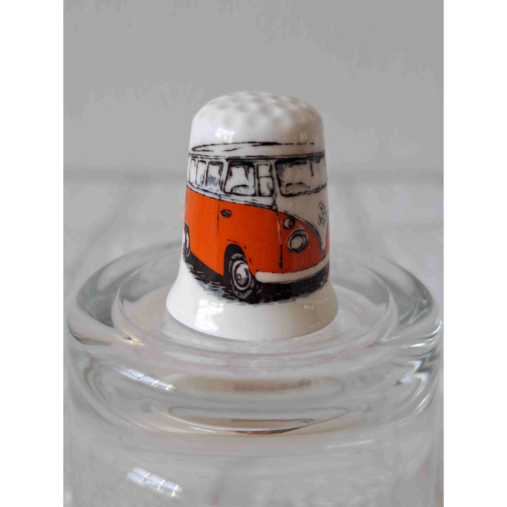 Volkswagen T1 combi bus oranje op een porselein vingerhoedje