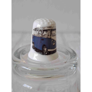 Volkswagen T1 combi bus blauw op een porselein vingerhoedje