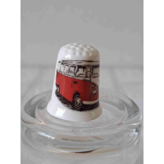 Volkswagen T1 combi bus donkerrood op een porselein vingerhoedje