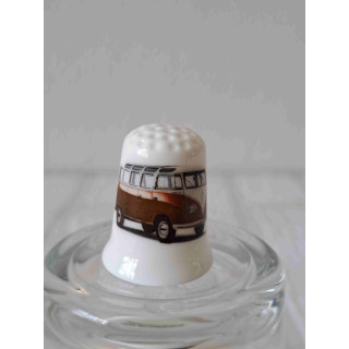 Volkswagen type T1 combi bus donkerrood op een porselein vingerhoedje
