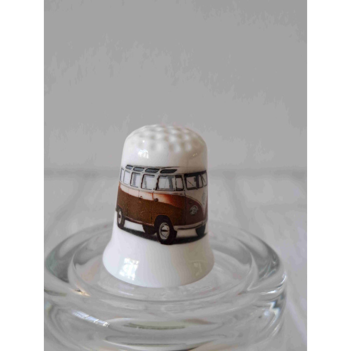 Volkswagen type T1 combi bus donkerrood op een porselein vingerhoedje