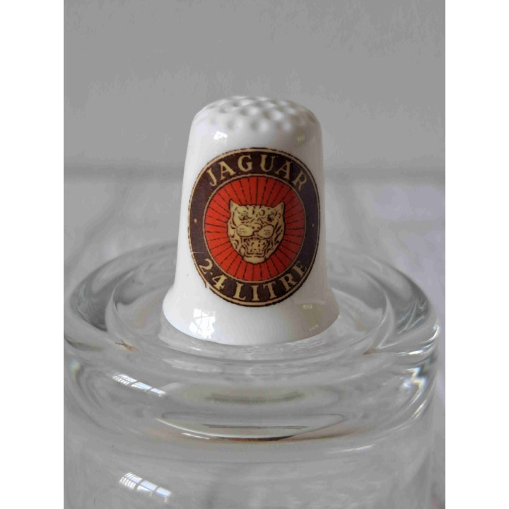 Logo embleem Jaguar 24 litre op een porselein vingerhoedje