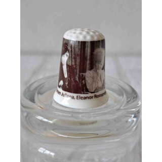 Prinses Juliana en Eleanor Roosevelt 1948 op een porselein vingerhoedje