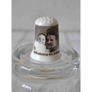 Prinses Juliana met haar moeder Wilhelmina op een porselein vingerhoedje