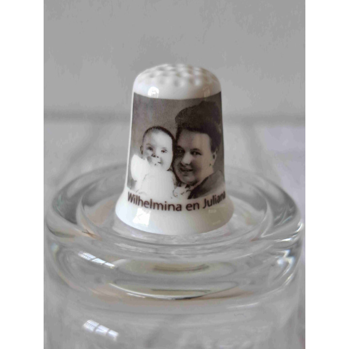 Prinses Juliana met haar moeder Wilhelmina op een porselein vingerhoedje