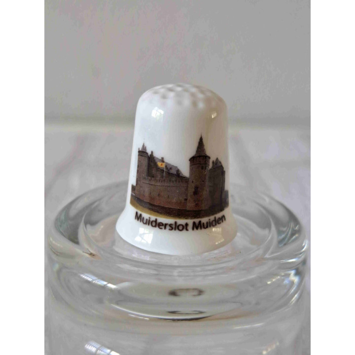 Kasteel Muiderslot in Muiden op een porselein vingerhoedje