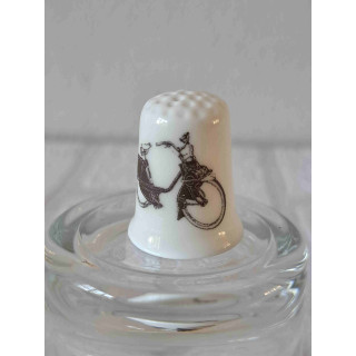 Solex bromfiets op een porselein vingerhoedje