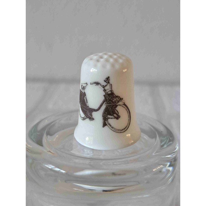 Solex bromfiets op een porselein vingerhoedje