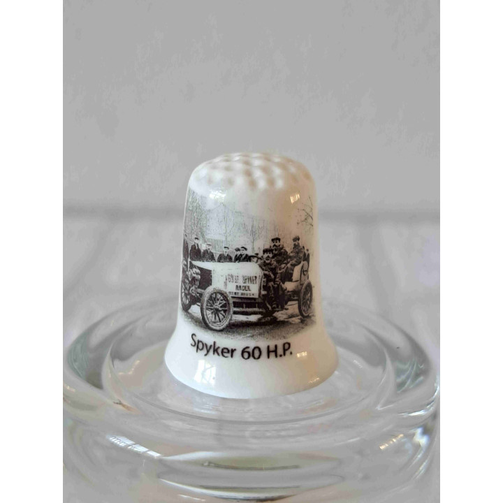 Spyker 60 HP uit 1903 op een porselein vingerhoedje