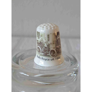 Rolls Royce uit 1900 op een porselein vingerhoedje