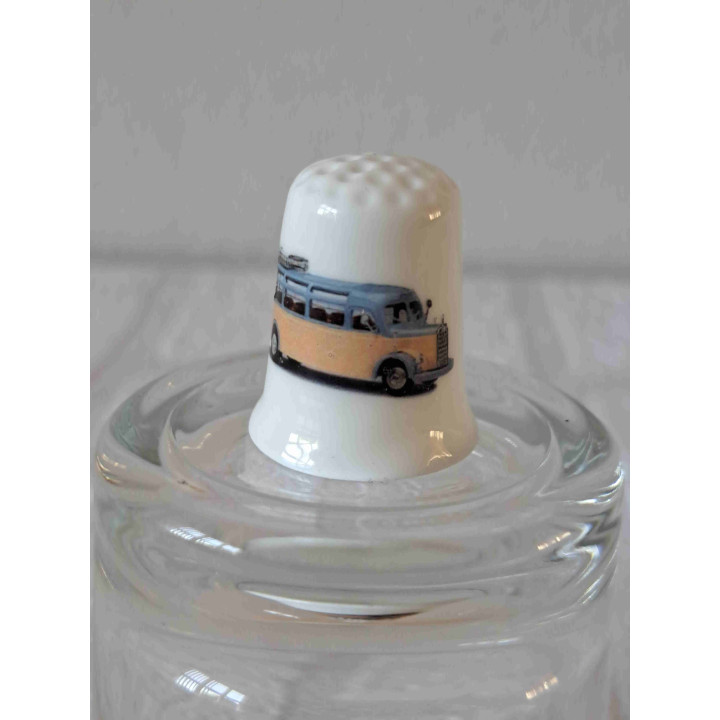 Mercedes Benz O 3500 Omnibus op een porselein vingerhoedje