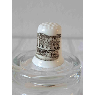 Koets met motor op een porselein vingerhoedje