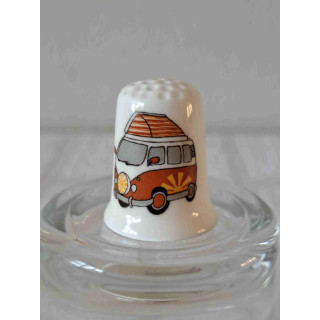 Volkswagen T1 Westfalia combi bus roodbruin op een porselein vingerhoedje