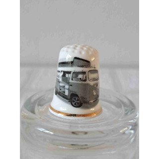 Volkswagen T2 Westfalia met goud randje op een porselein vingerhoedje