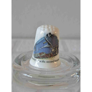 Gresley's pacific record breaker stoomtrein op een porselein vingerhoedje