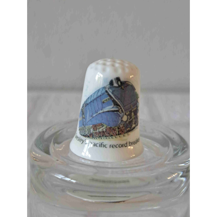 Gresley's pacific record breaker stoomtrein op een porselein vingerhoedje