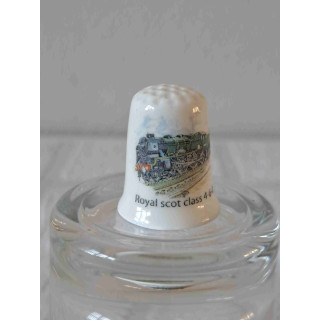 Royal scot class 4-6-0 stoomtrein op een porselein vingerhoedje