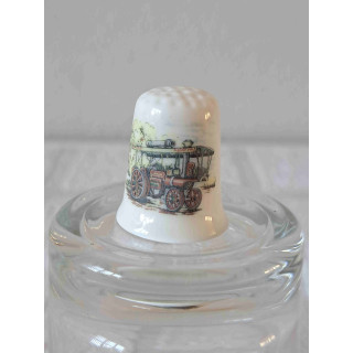 Garrett showmans stoomtractor op een porselein vingerhoedje