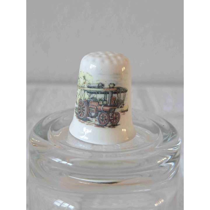 Garrett showmans stoomtractor op een porselein vingerhoedje