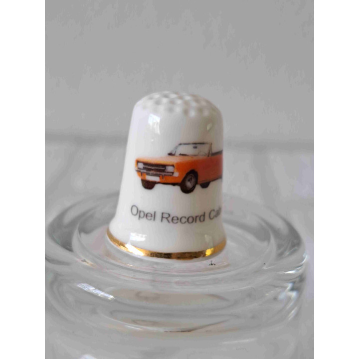 Opel Rekord A cabriolet met goud randje op een porselein vingerhoedje