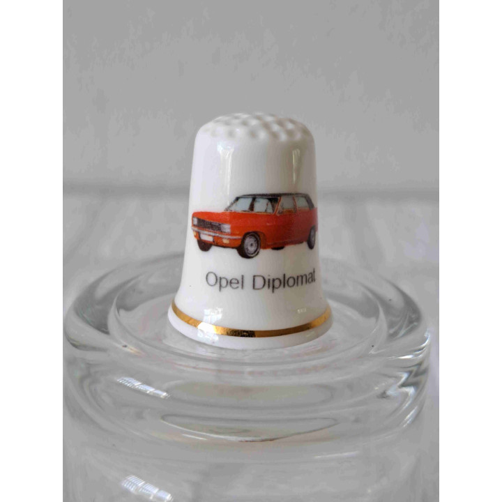Opel Diplomat met goud randje op een porselein vingerhoedje