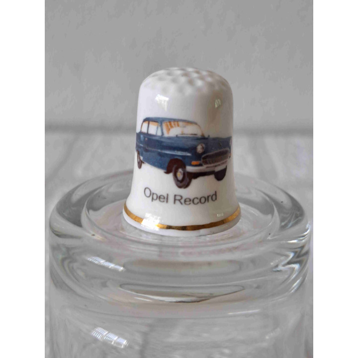 Opel Rekord P1 met goud randje op een porselein vingerhoedje