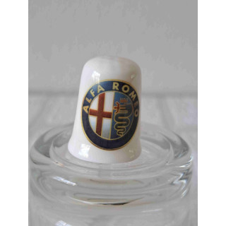 Logo embleem Alfa Romeo op een porselein vingerhoedje