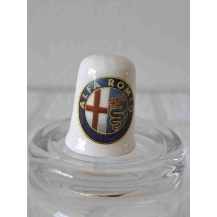 Logo embleem Alfa Romeo op een porselein vingerhoedje