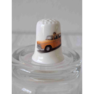 Checker Cab New York taxi op een porselein vingerhoedje