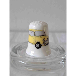 Mini Cooper geel op een porselein vingerhoedje