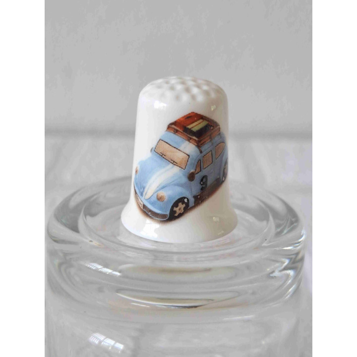 Volkswagen Kever in Blauw met Dakbagage Vingerhoedje van Porselein