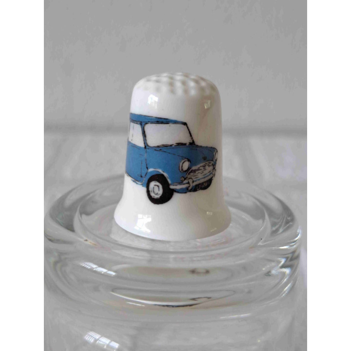 Mini Cooper blauw op een porselein vingerhoedje