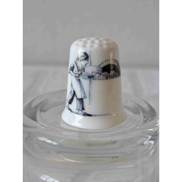 Porseleinen vingerhoedje met vijf porselein vingerhoedjes met ambachten - Verzamelobject Porseleinen vingerhoedje met vijf porselein vingerhoedjes met ambachten - Verzamelobject