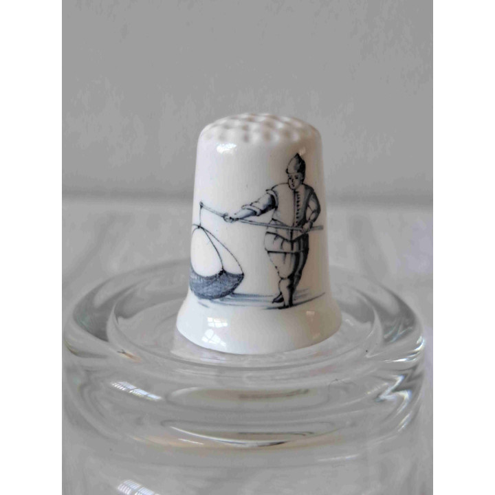 Porseleinen vingerhoedje met vijf porselein vingerhoedjes met ambachten - Verzamelobject Porseleinen vingerhoedje met vijf porselein vingerhoedjes met ambachten - Verzamelobject