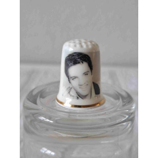 Elvis Presley the king met een goud randje op een porselein vingerhoedje