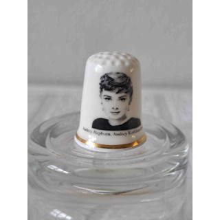 Audrey Hepburn met een goud randje op een porselein vingerhoedje