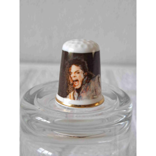 Michael Joseph Jackson foto met een goud randje op een porselein vingerhoedje
